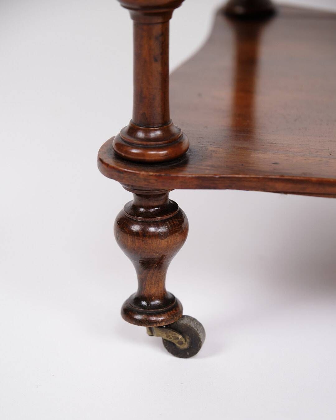 Etagere/shelf with 3 shelves - mahogany - turned columns - wheels - 19th century