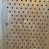 Petit meuble de rangement industriel en métal perforé – Début XXe siècle -