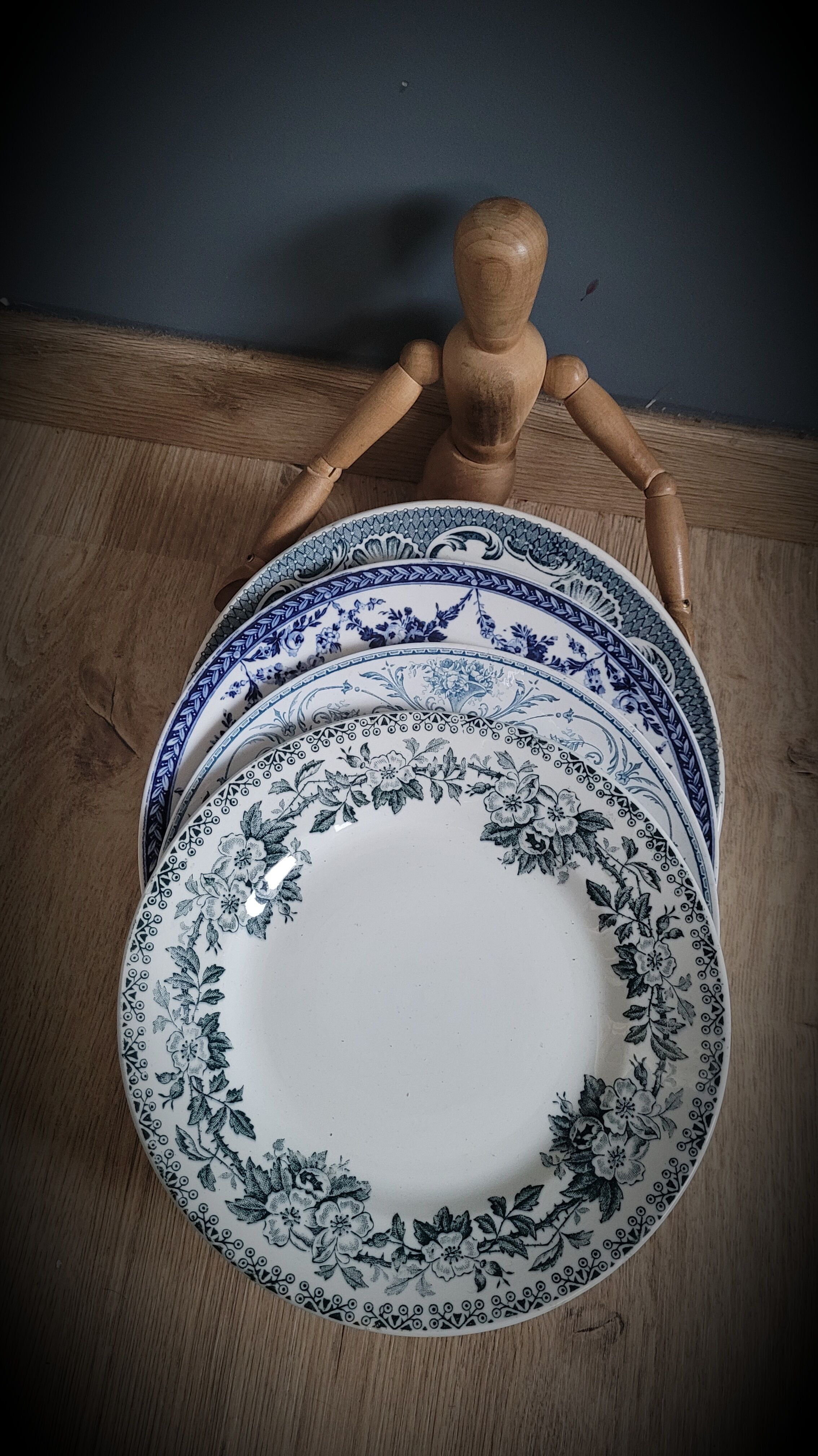 Quartet flat blue plates dessert 39