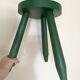 Tabouret trépied peint