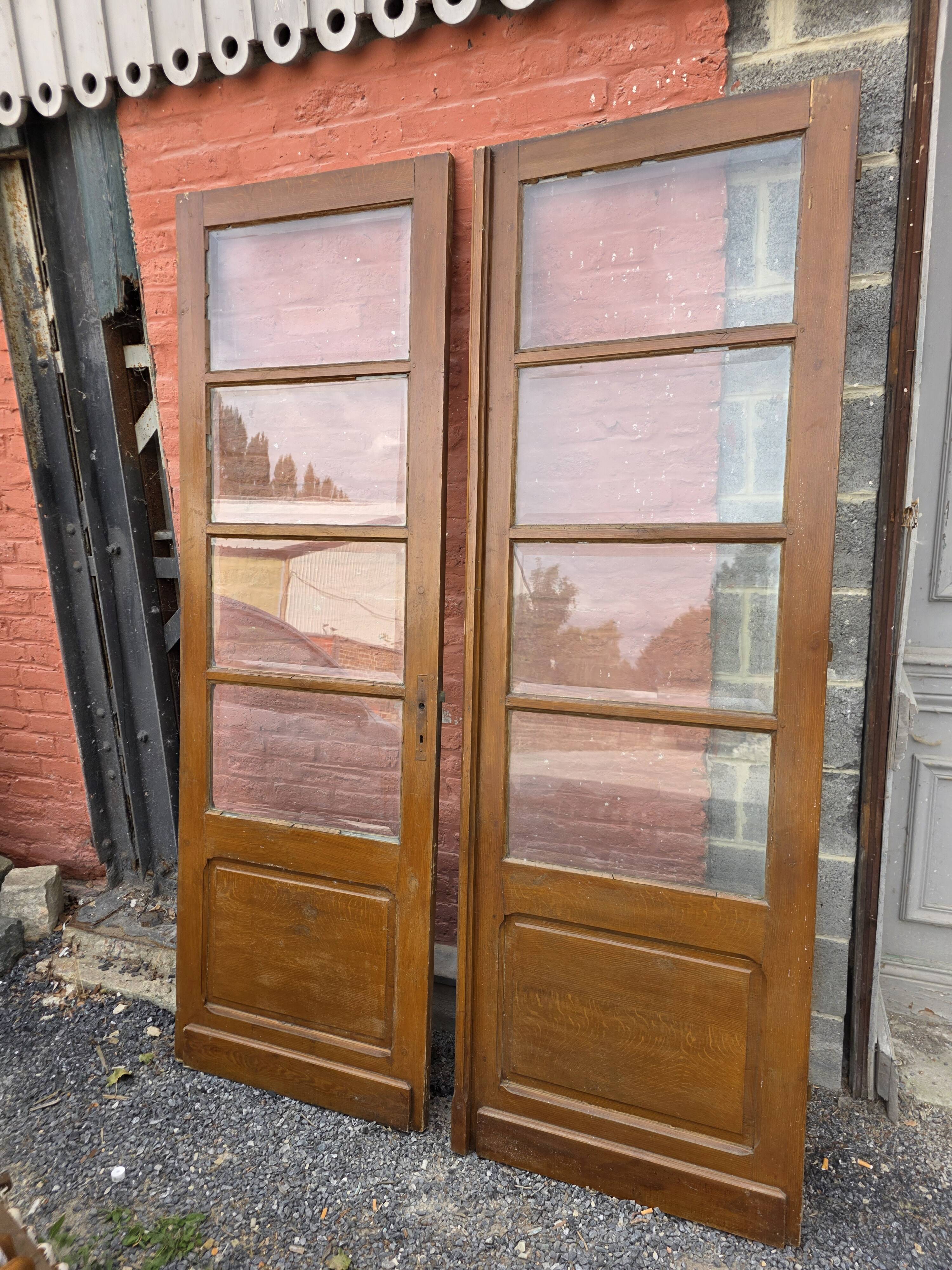 Paire de portes de séparation anciennes, verres biseautés