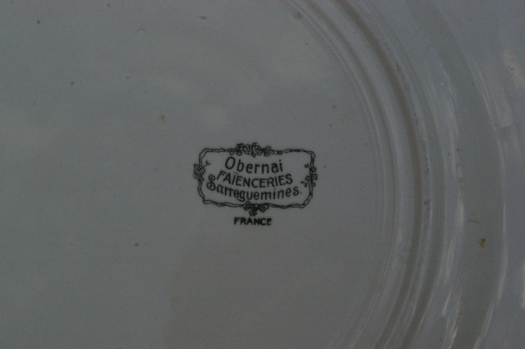 Plat rond en Faïence de Sarreguemines modèle Obernai (Alsacienne)