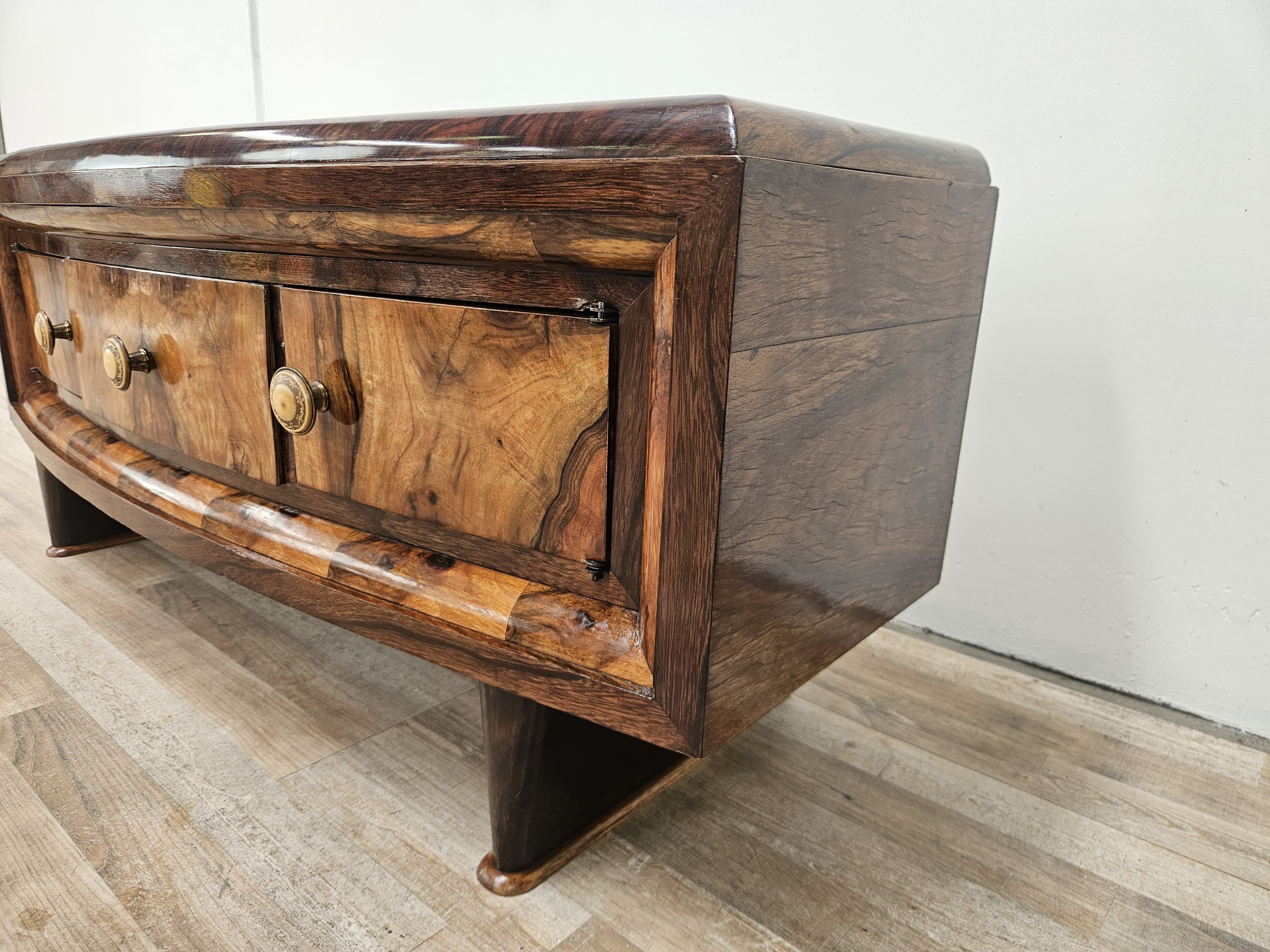 Tuscan Art Decò dressing table from the 1940s in walnut burl