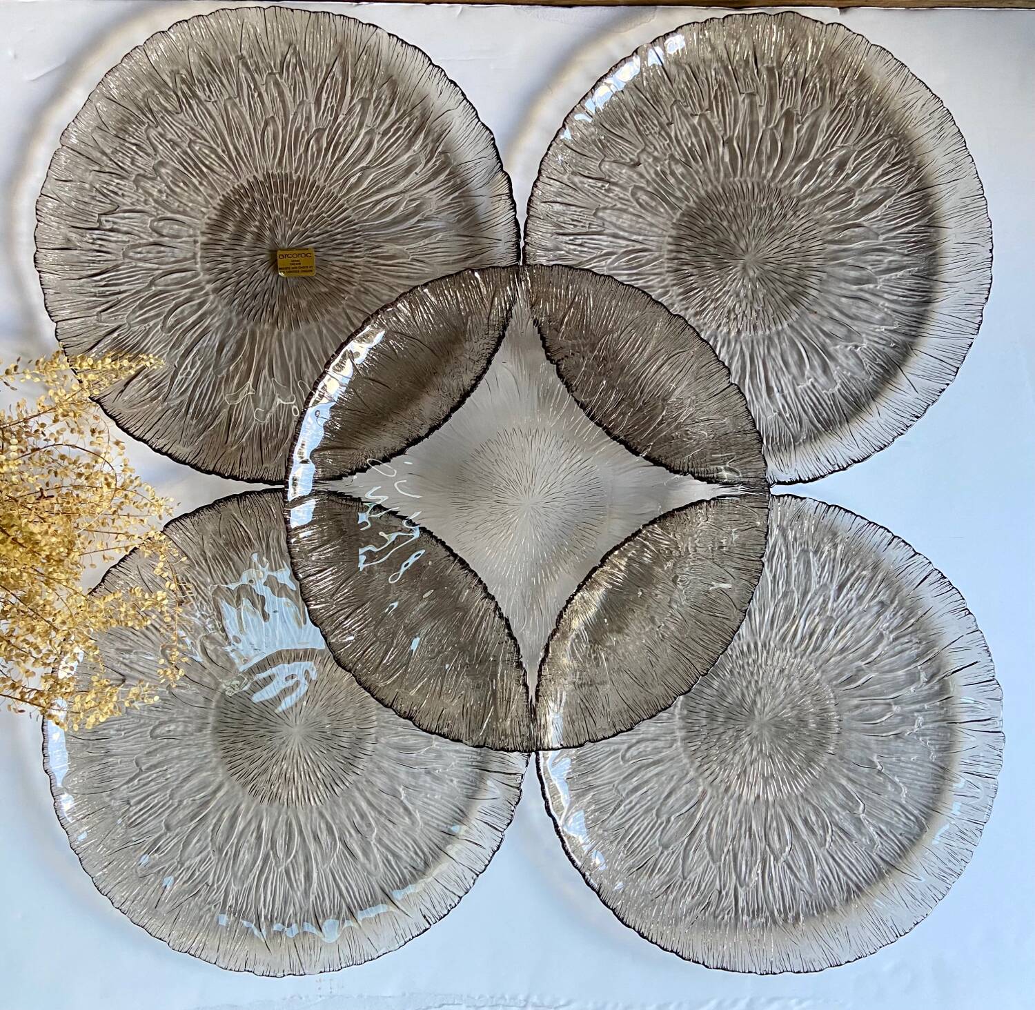 5 assiettes Arcoroc verre fumé fleur