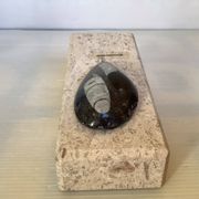 Un serre livres en travertin et fossile asymétrique