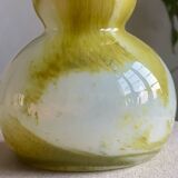 Pichet en verre soufflé opalin.