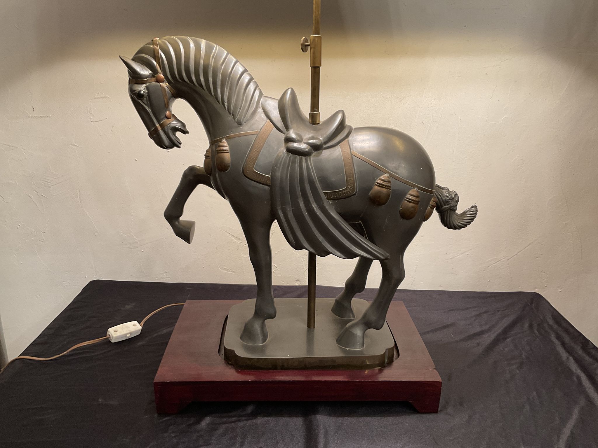 Lampe vintage cheval  en étain