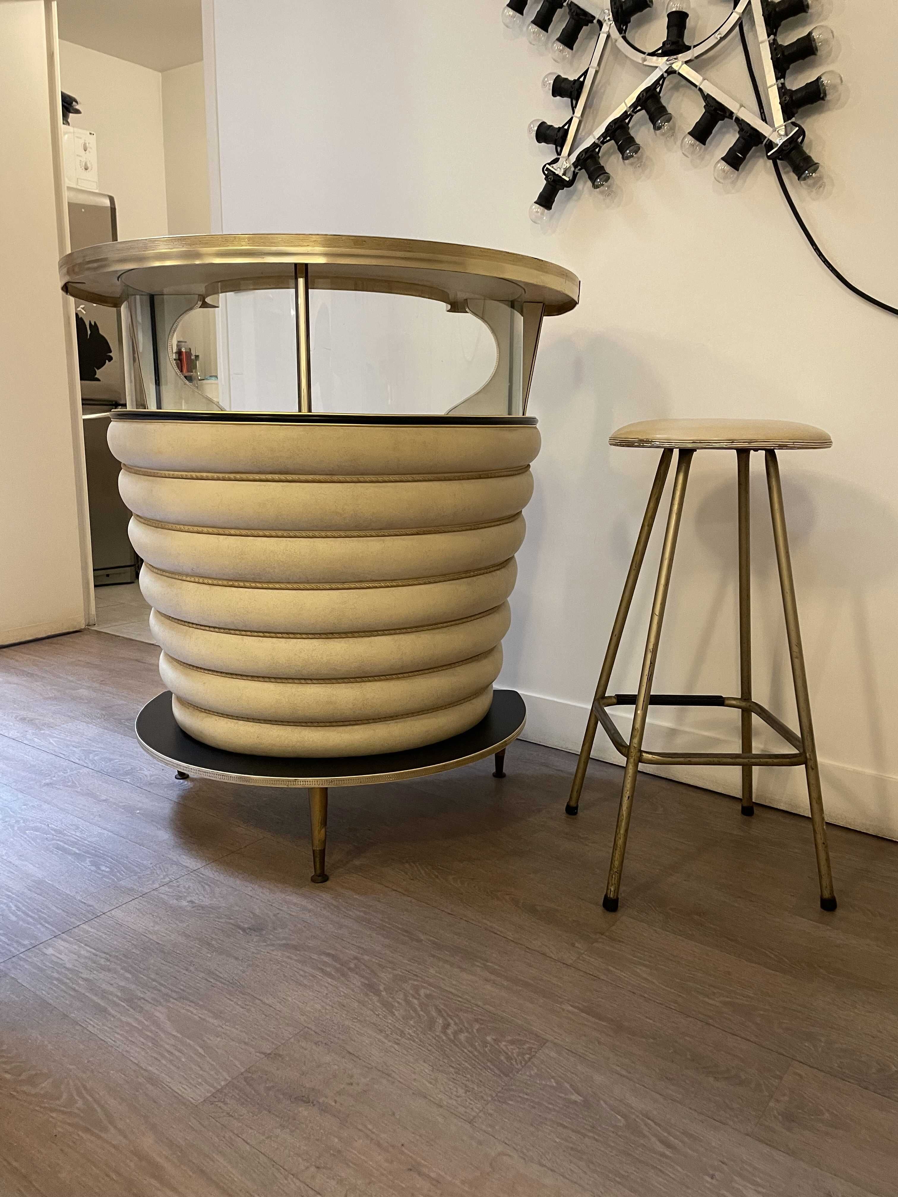 Bar 50s and its high chair in white skaï and formica cream