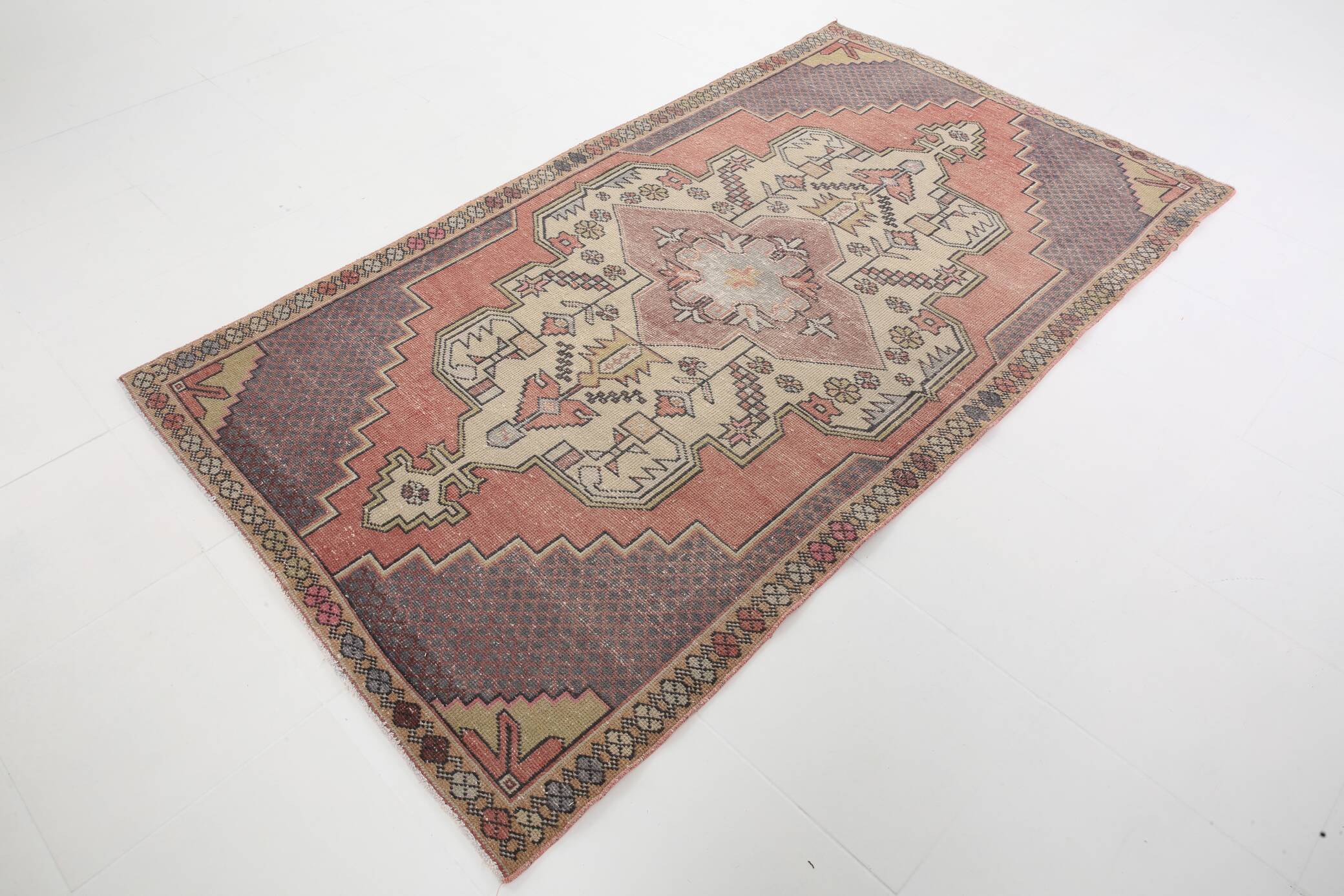 5x8 Vintage Faded Pink Persian Vintage Rug, 137x247Cm