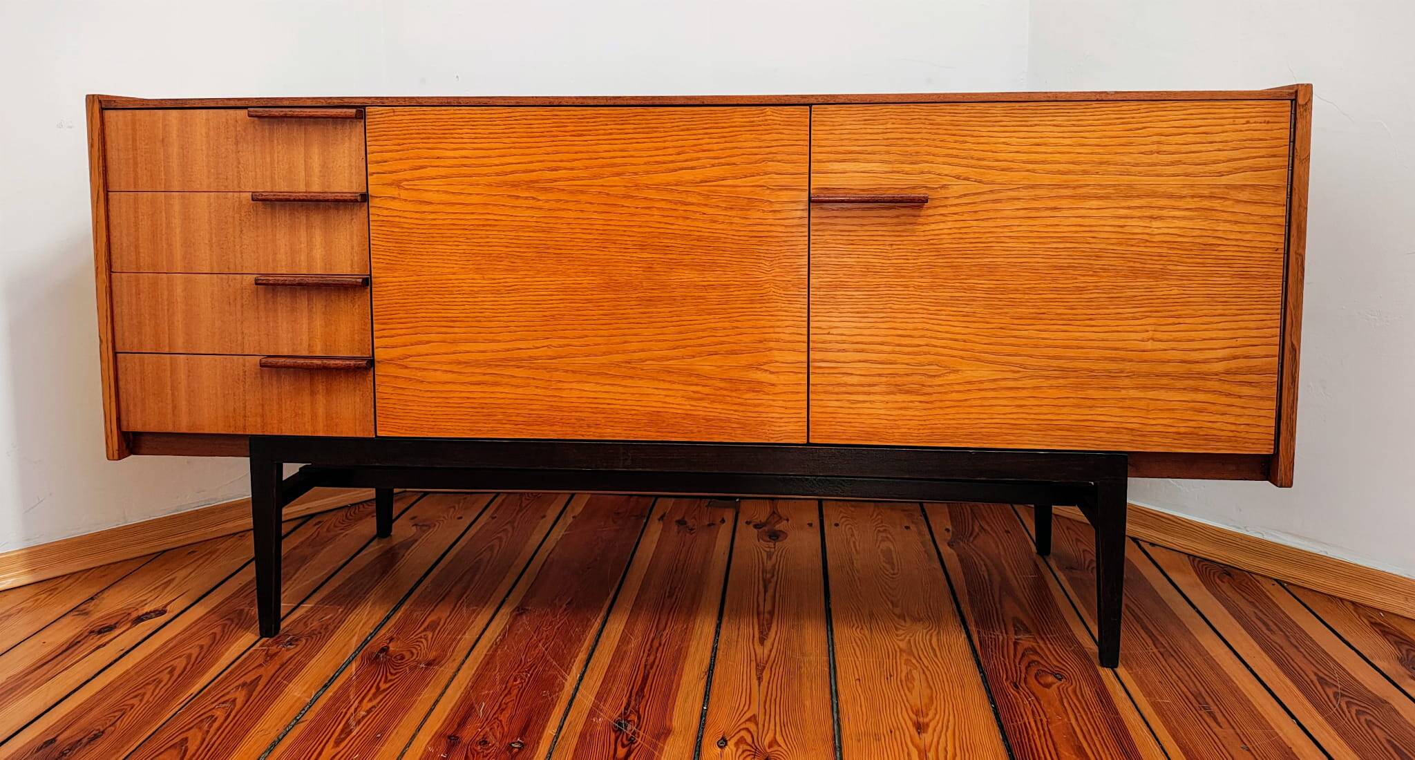 Enfilade par F. Mezuláník pour UP Závody, Tchécoslovaquie 1960