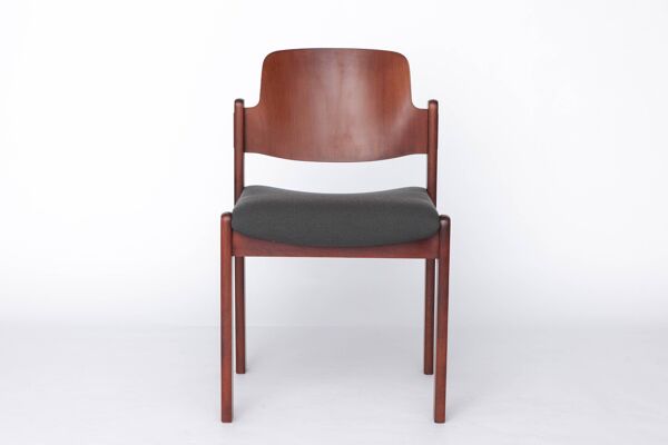 Chaise empilable vintage Lübke, design allemand des années 1970, en bois de hêtre foncé.