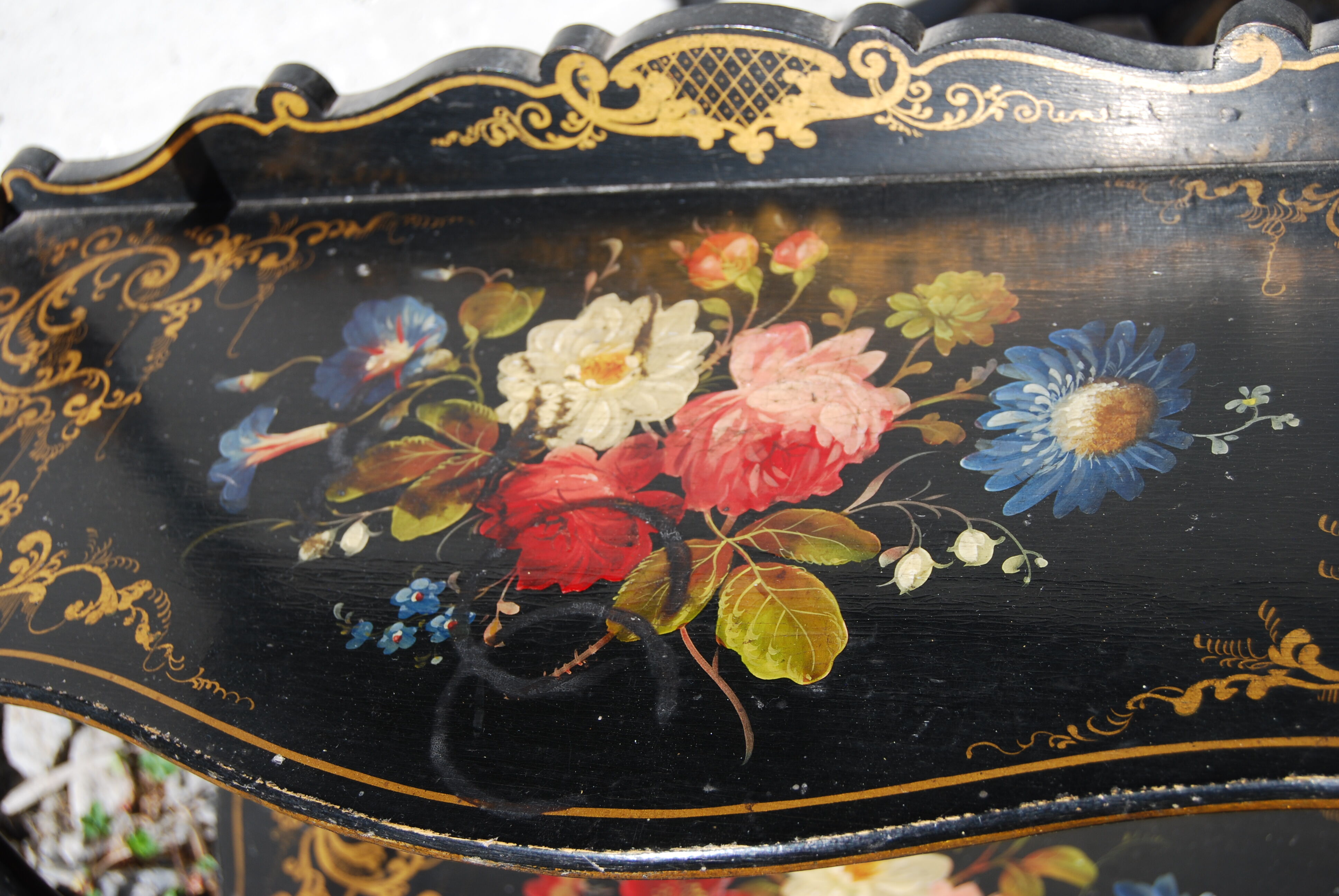 Étagère murale Napoléon III en bois noirci à décor de fleurs.