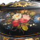 Étagère murale Napoléon III en bois noirci à décor de fleurs.