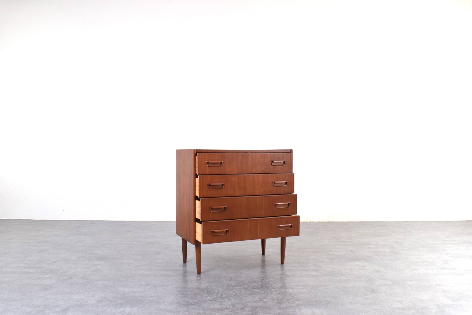 Commode en teck danois des années 1960.