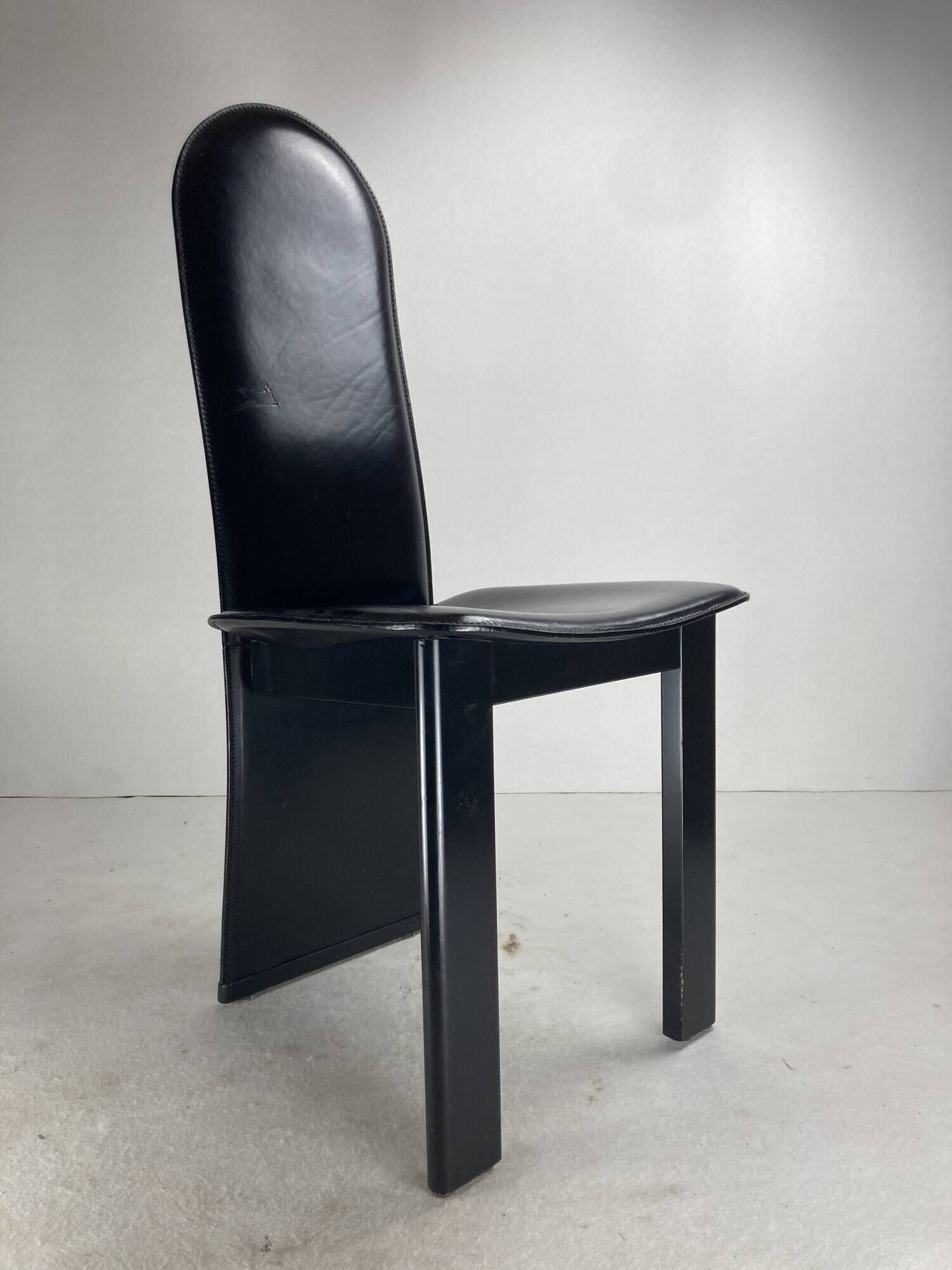Post modern Memphis high back black leather stitched organic dining chairs, set of 6. Italy, 1980s