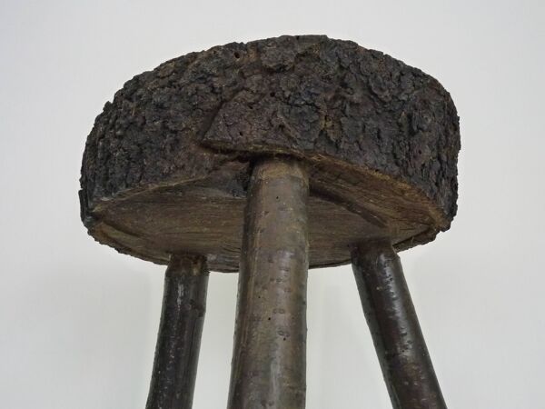 Tabouret de traite tripode en chêne, art paysan Ariège, France (XIXe siècle)
