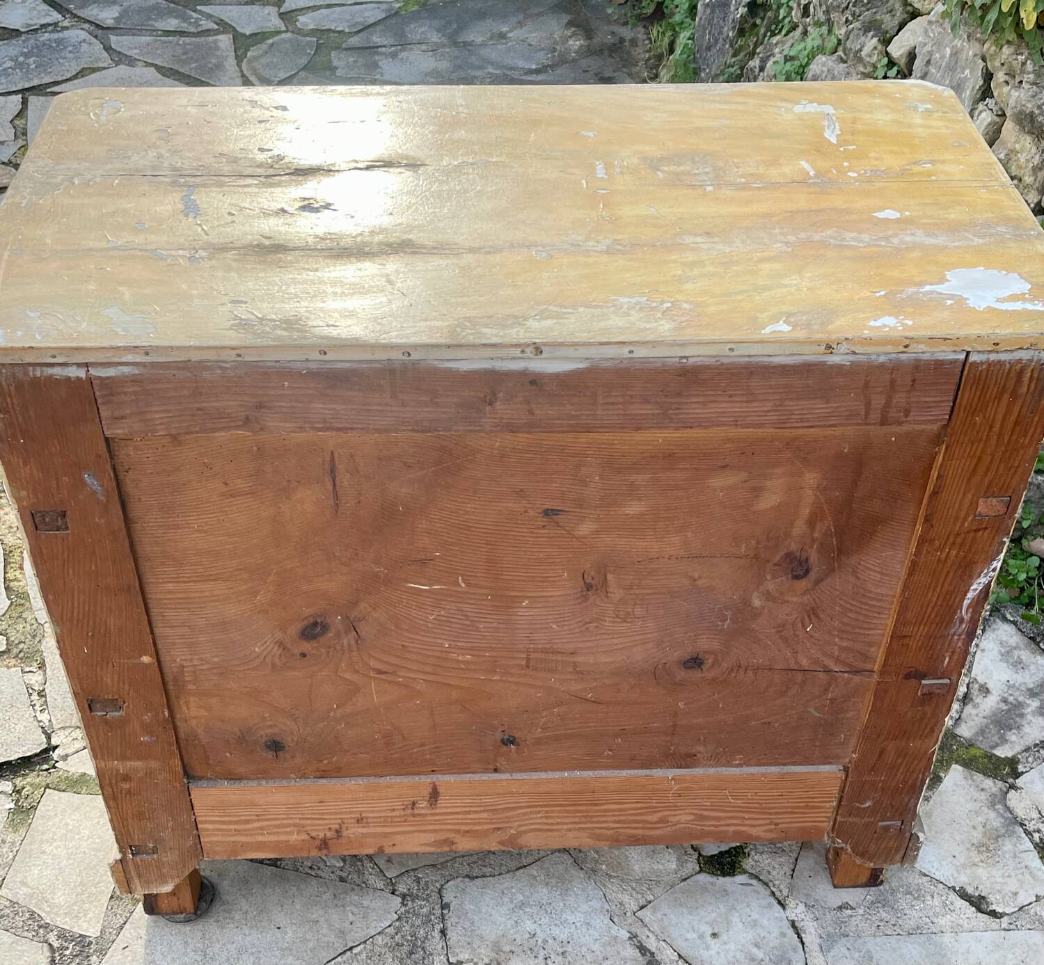 Commode en bois peint a décor de fleurs