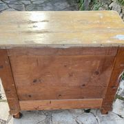 Commode en bois peint a décor de fleurs