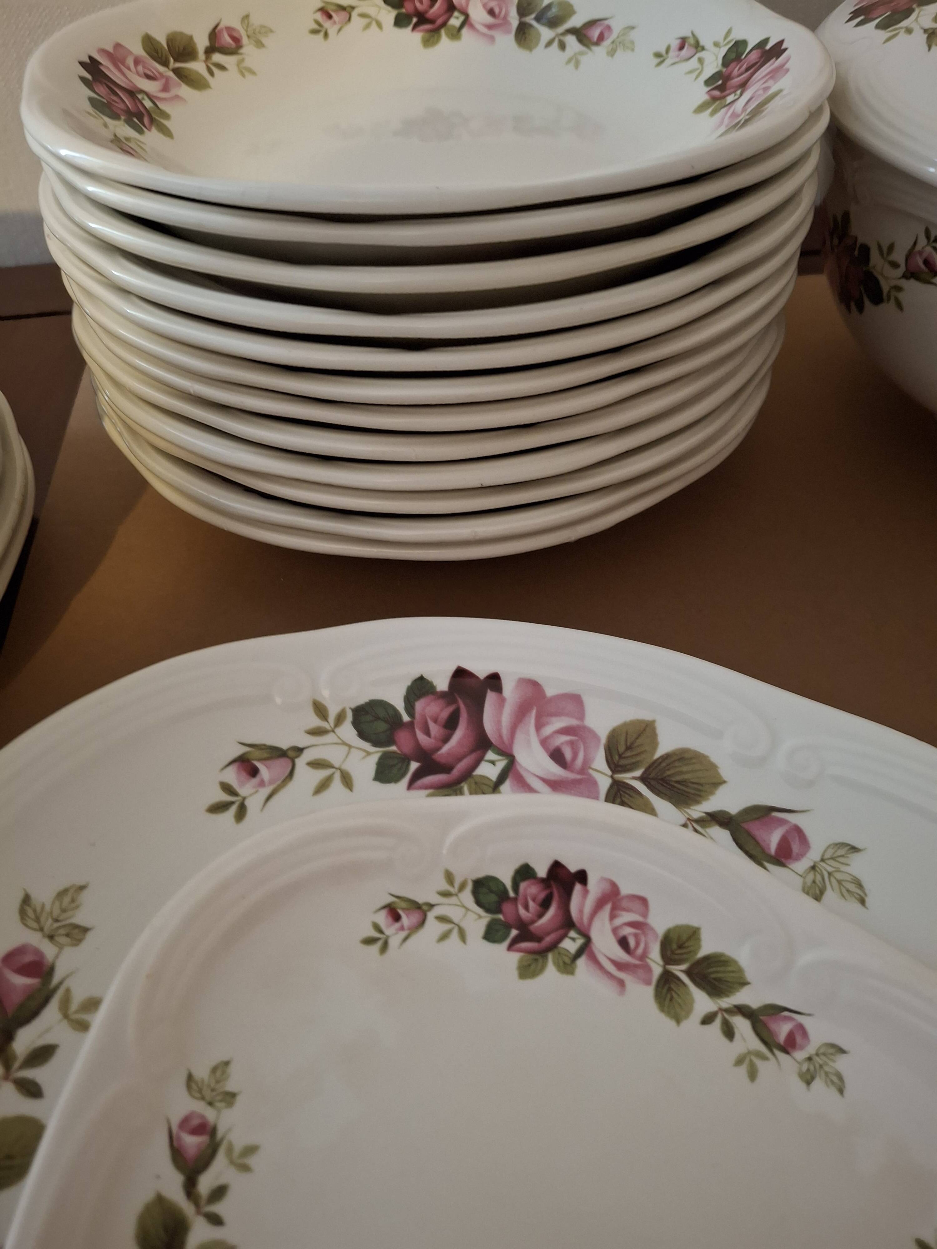 Vintage tableware service in Gien earthenware, "Champs" model with roses – An