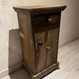 Meuble en métal riveté table de chevet