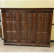 Armoire néogothique ancienne avec compartiment à linge