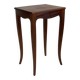Petite table d'appoint à pieds cambrés de style Louis XV