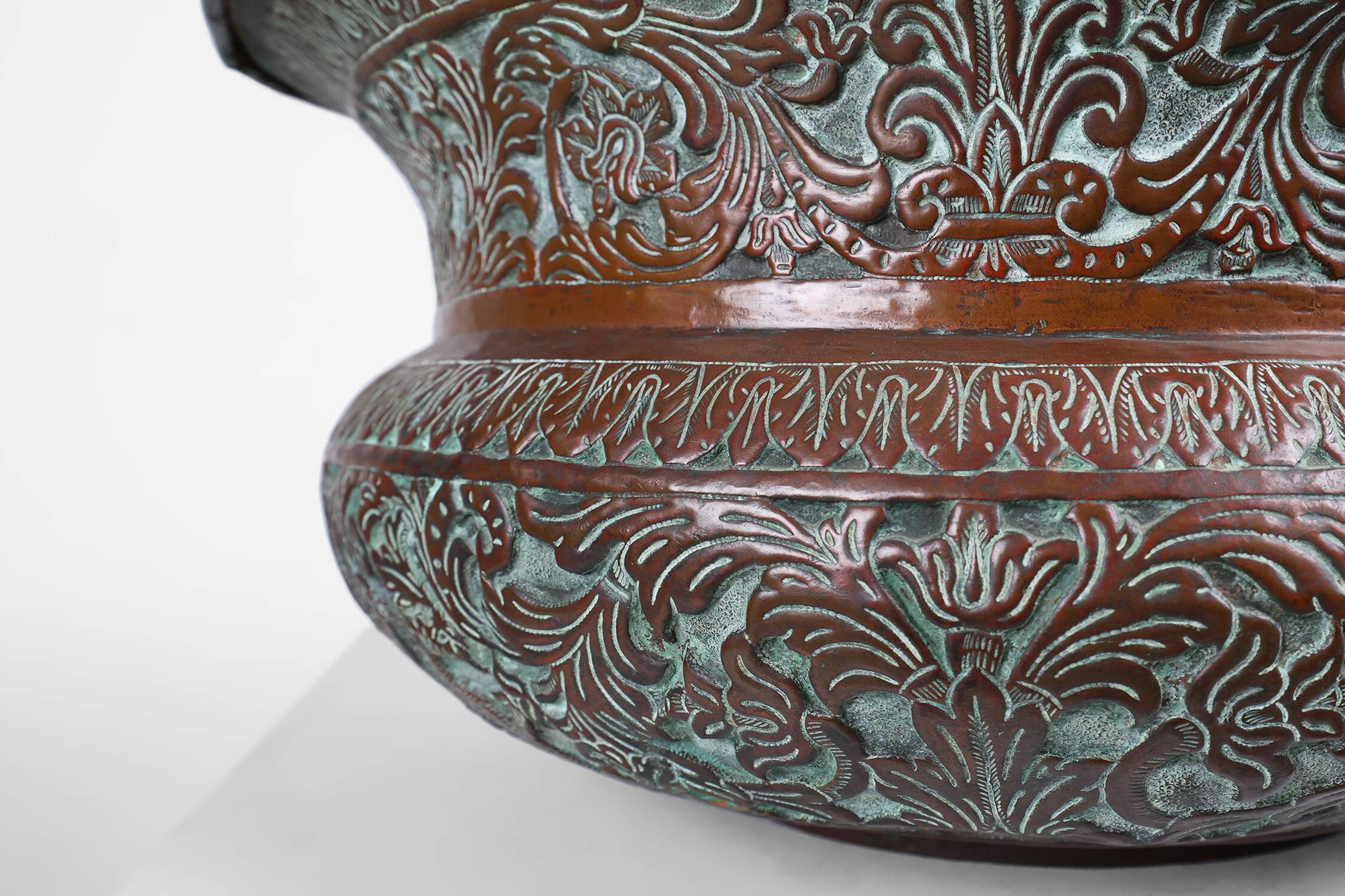 Cache-pot rond ottoman antique en cuivre gravé, vers 1850
