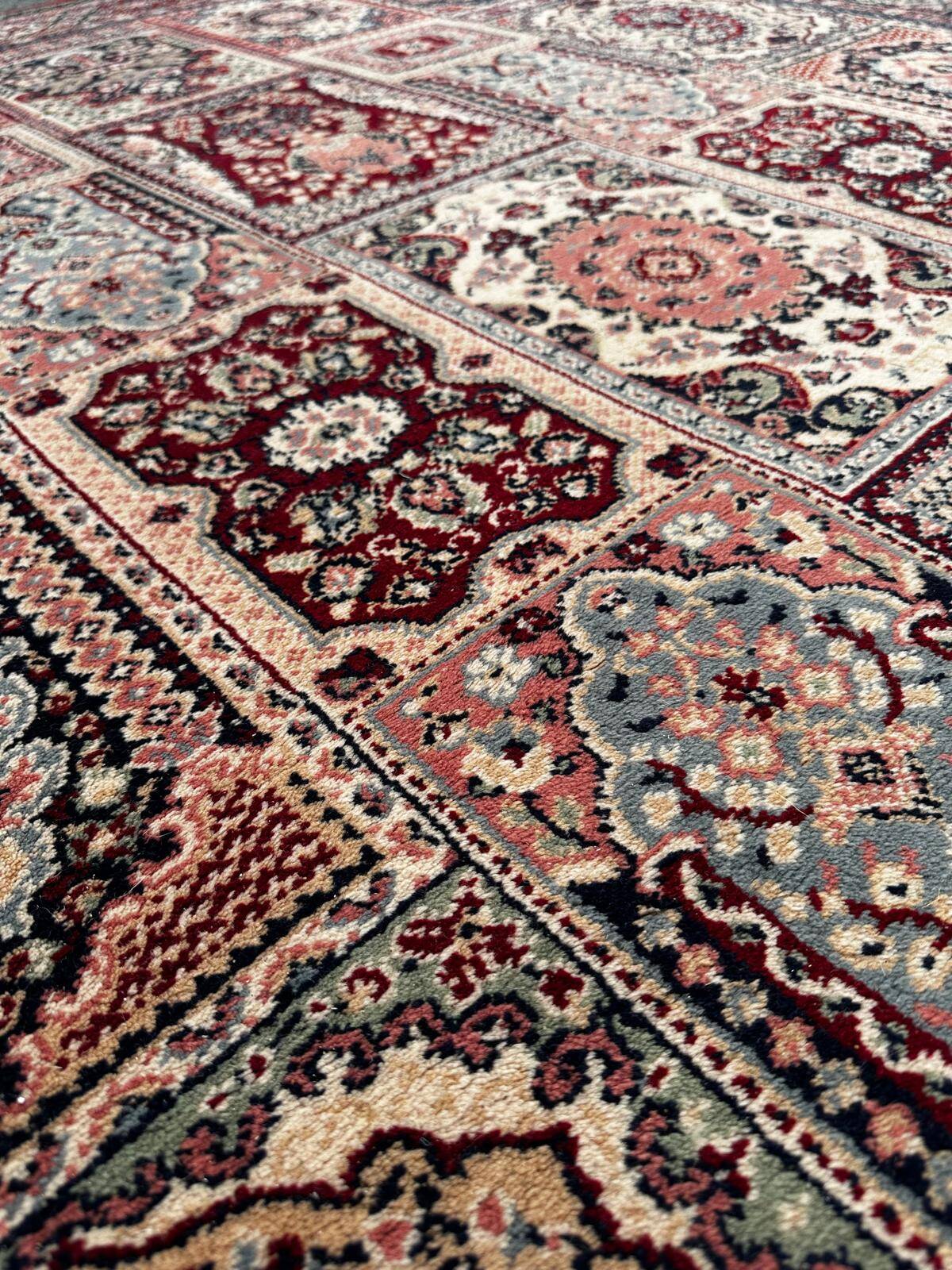 Oriental style rug 230cm x 170cm