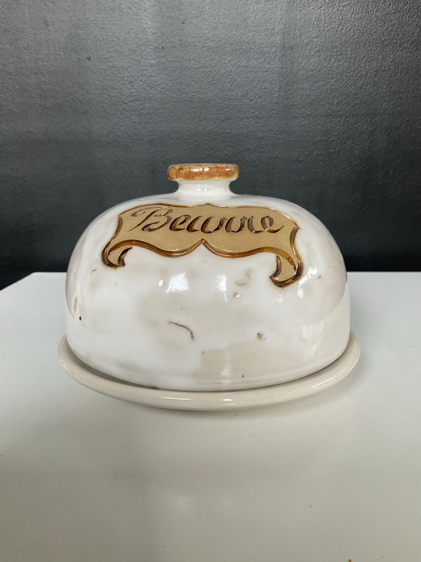 Beurrier à cloche vintage en barbotine