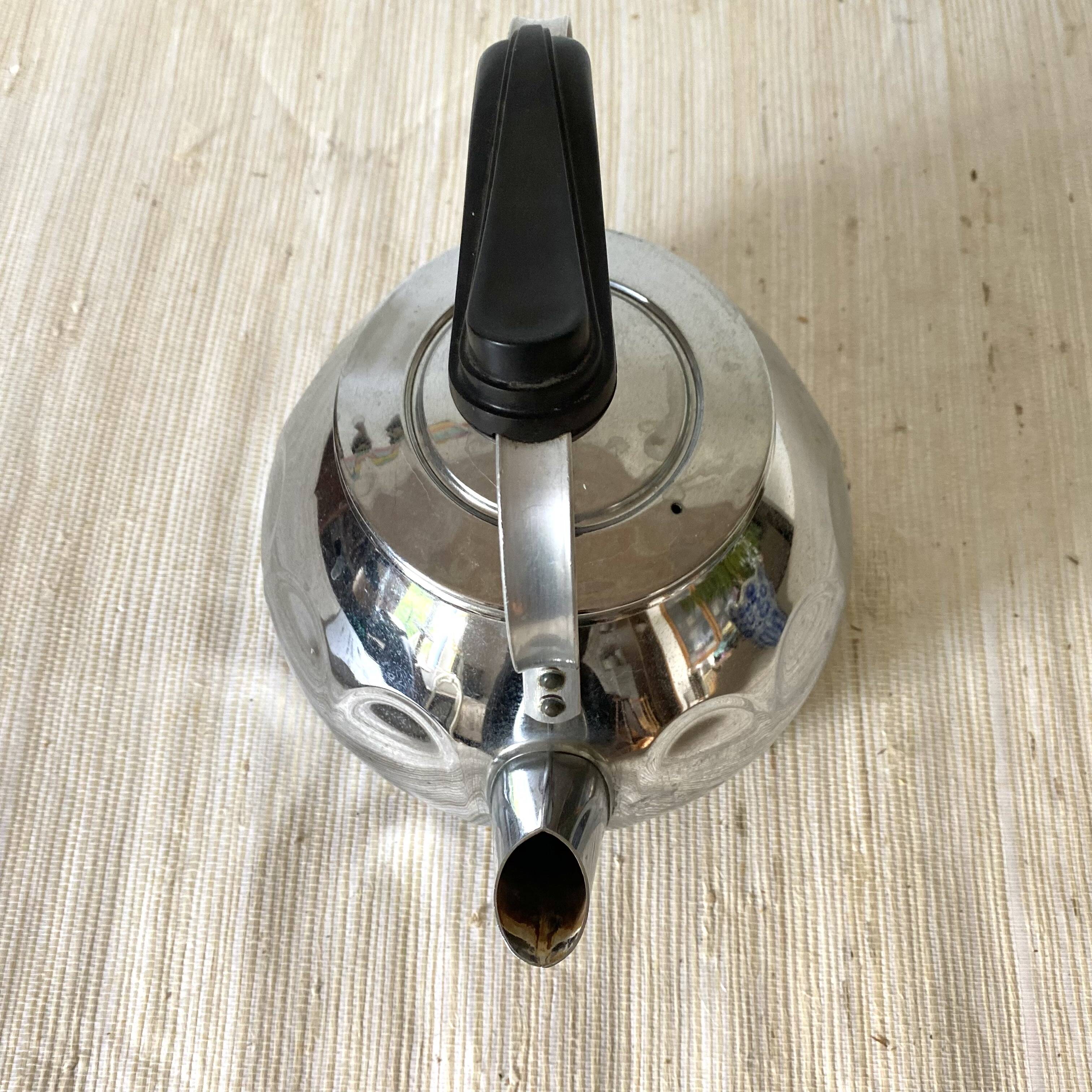 Vintage kettle in chrome metal and bakelite