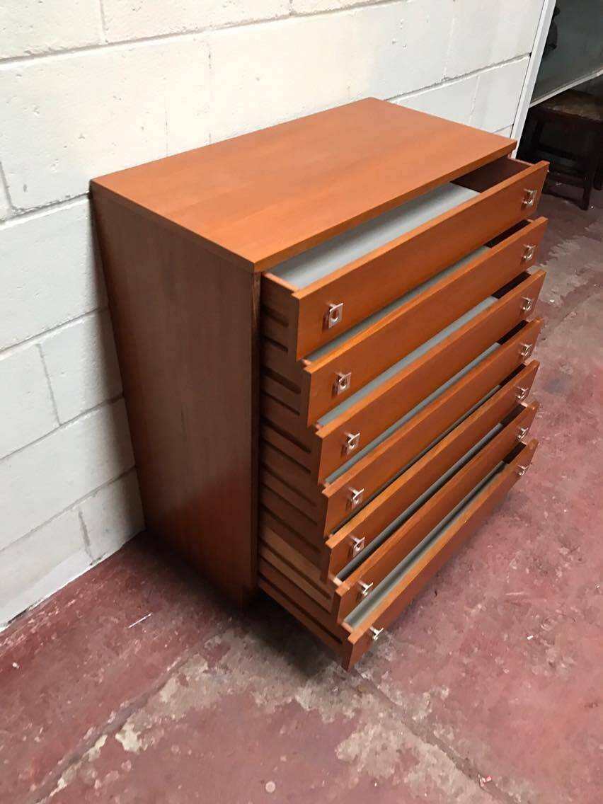 Brown teak Mid-Century chest of drawers with 7 drawers from the 1960s, sleek lines, discreet base.