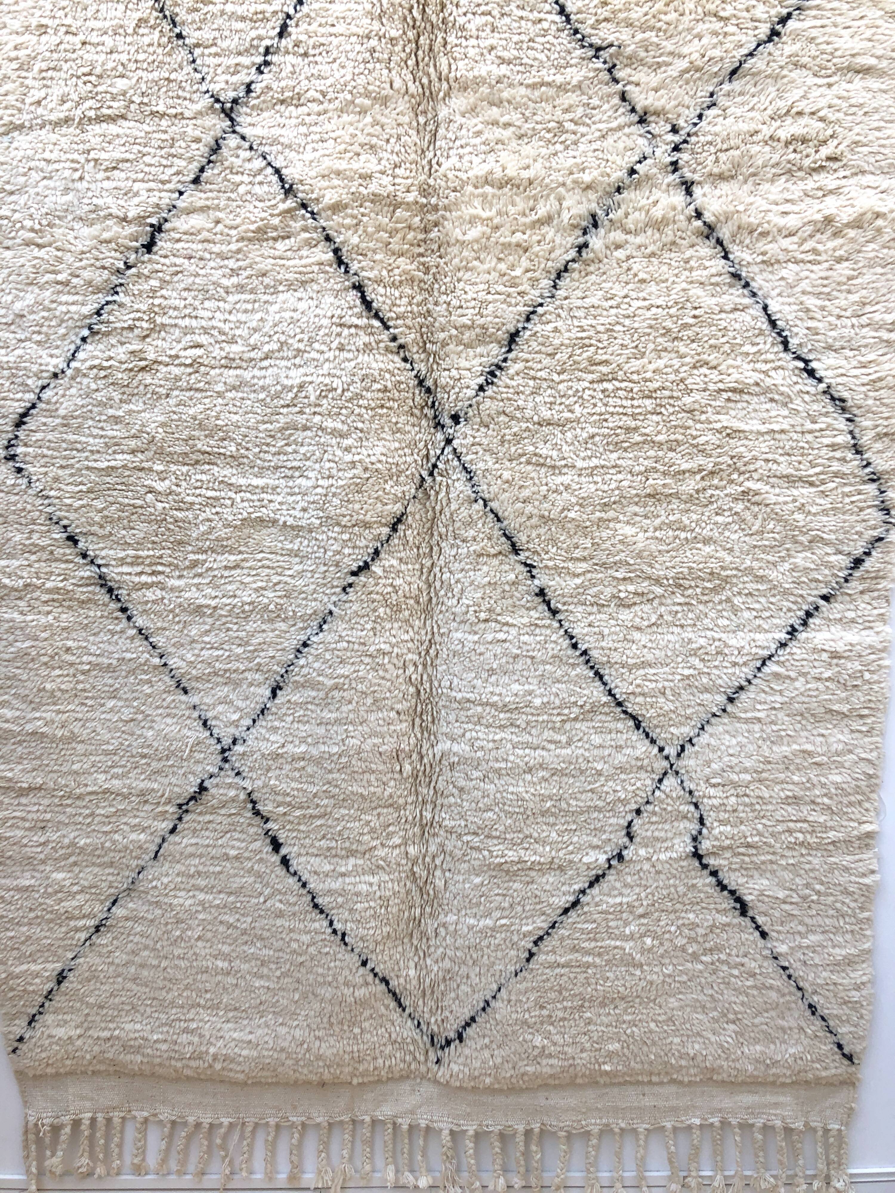 Moroccan Berber carpet Beni Ouarain with black diamonds 2,38x1.54m