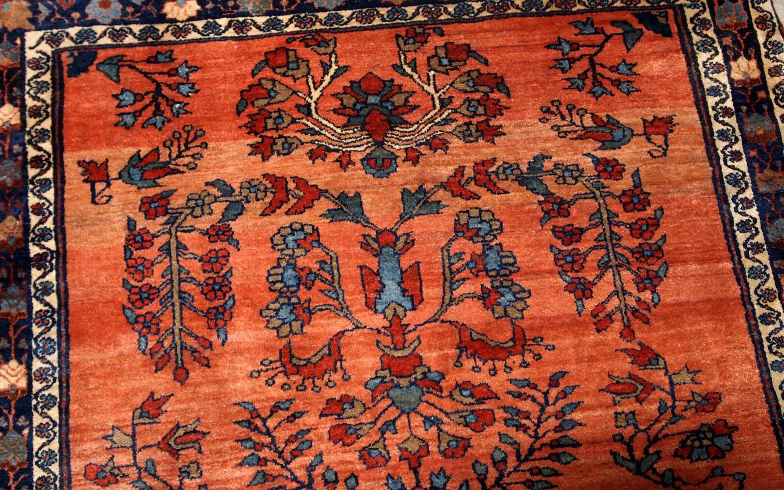 Handmade antique Persian Sarouk rug 106cm x 161cm 1900s -1B694