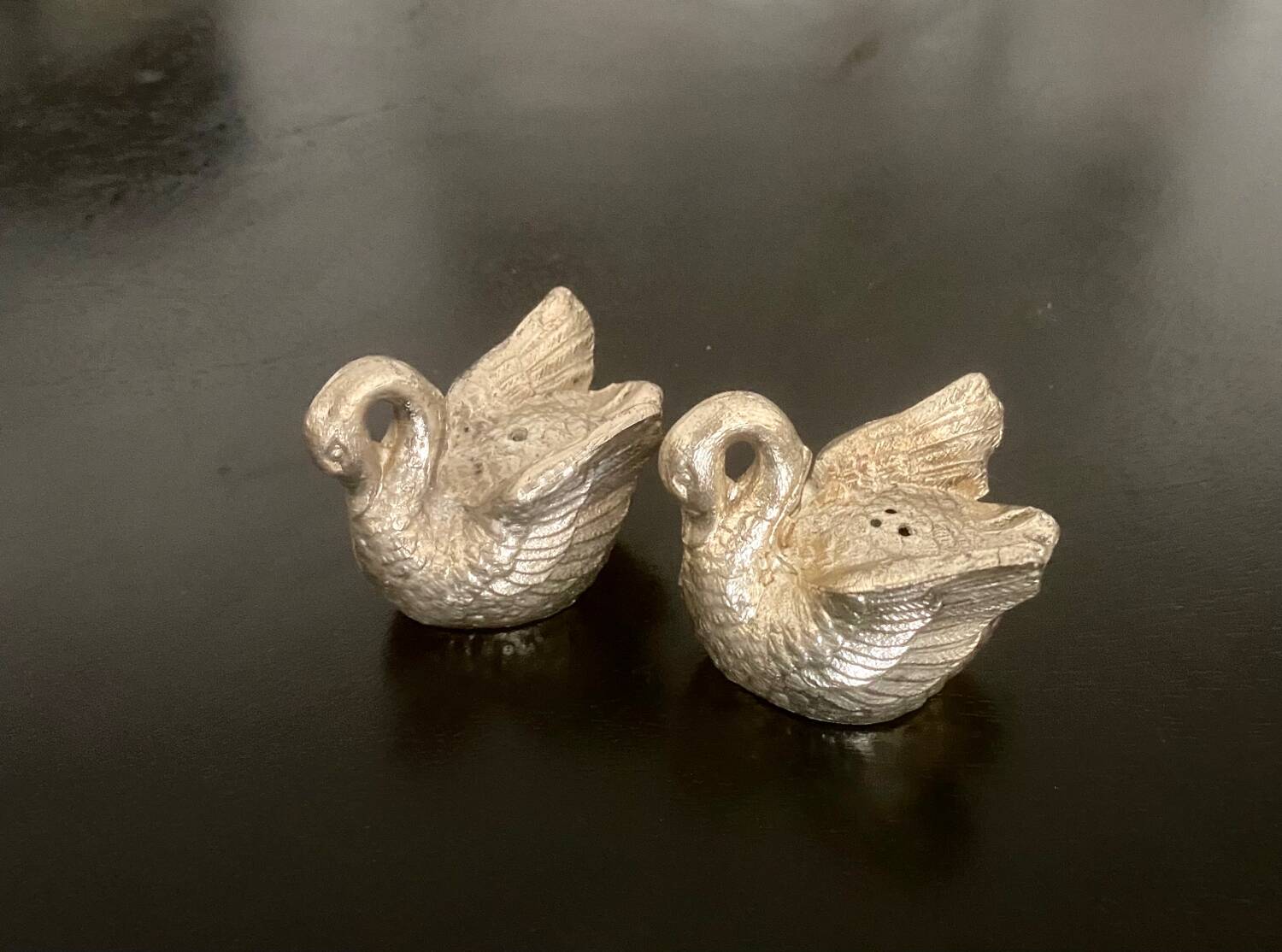 1 pepper pot and 1 swan-shaped metal salt shaker