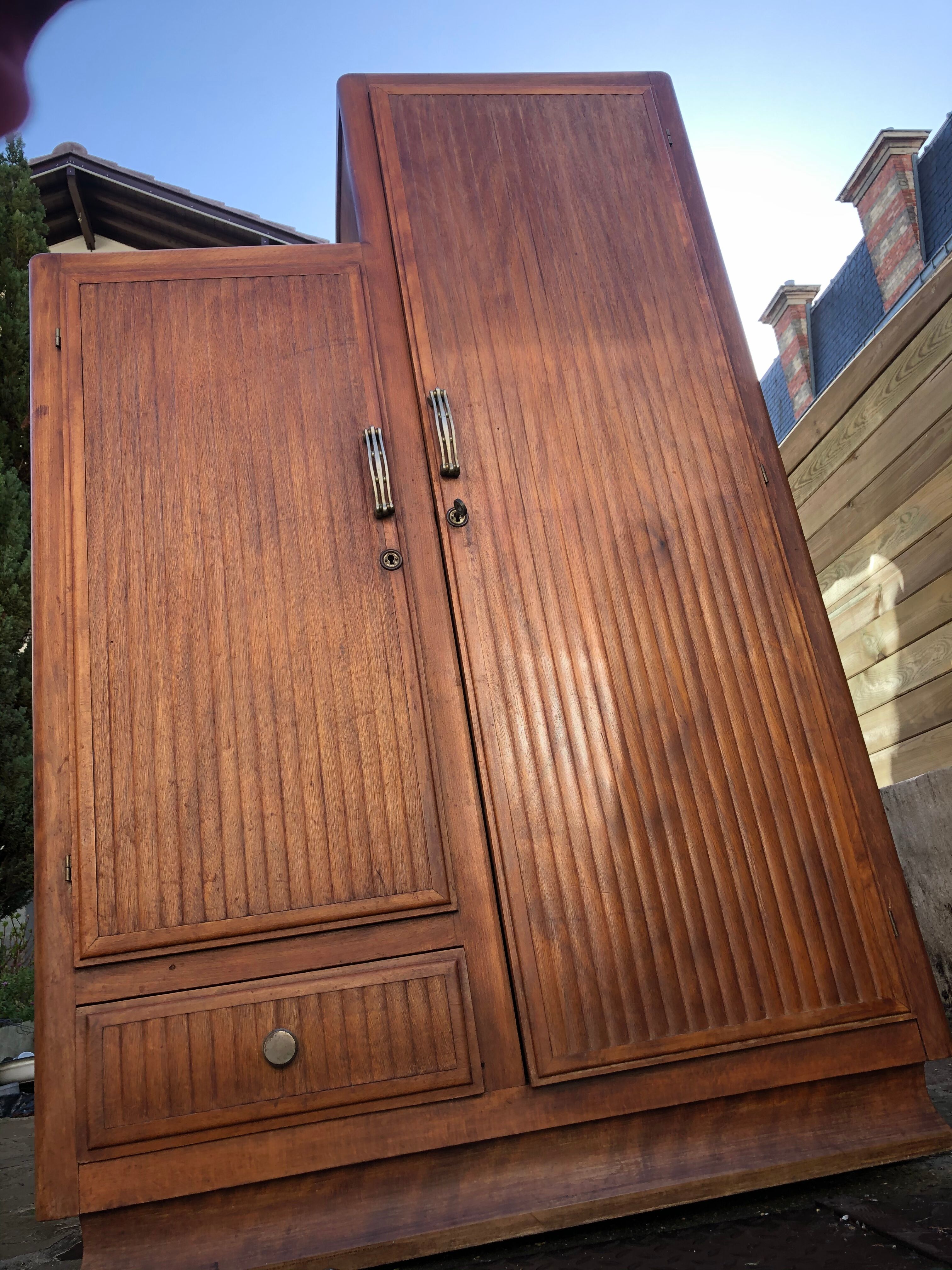 Asymmetrical cabinet