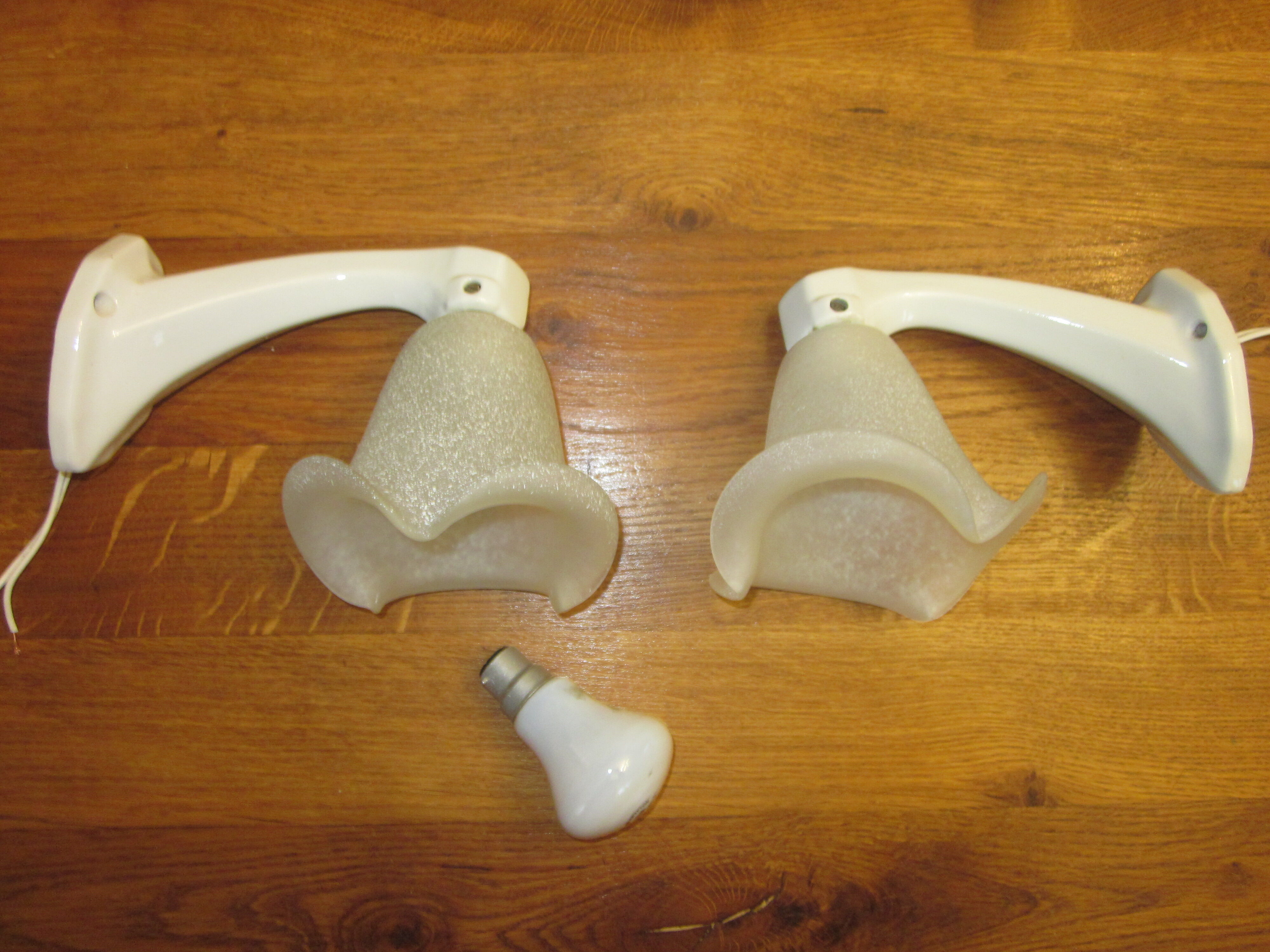 Paire d'appliques anciennes de salle de bain