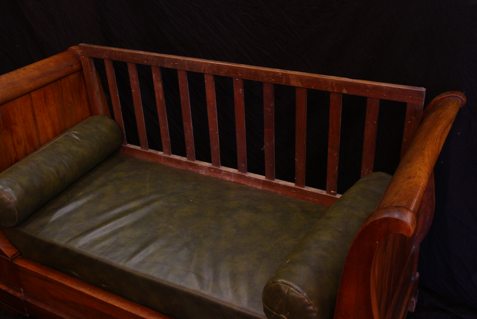 Banquette en noyer et cuir vert du XIXe siècle
