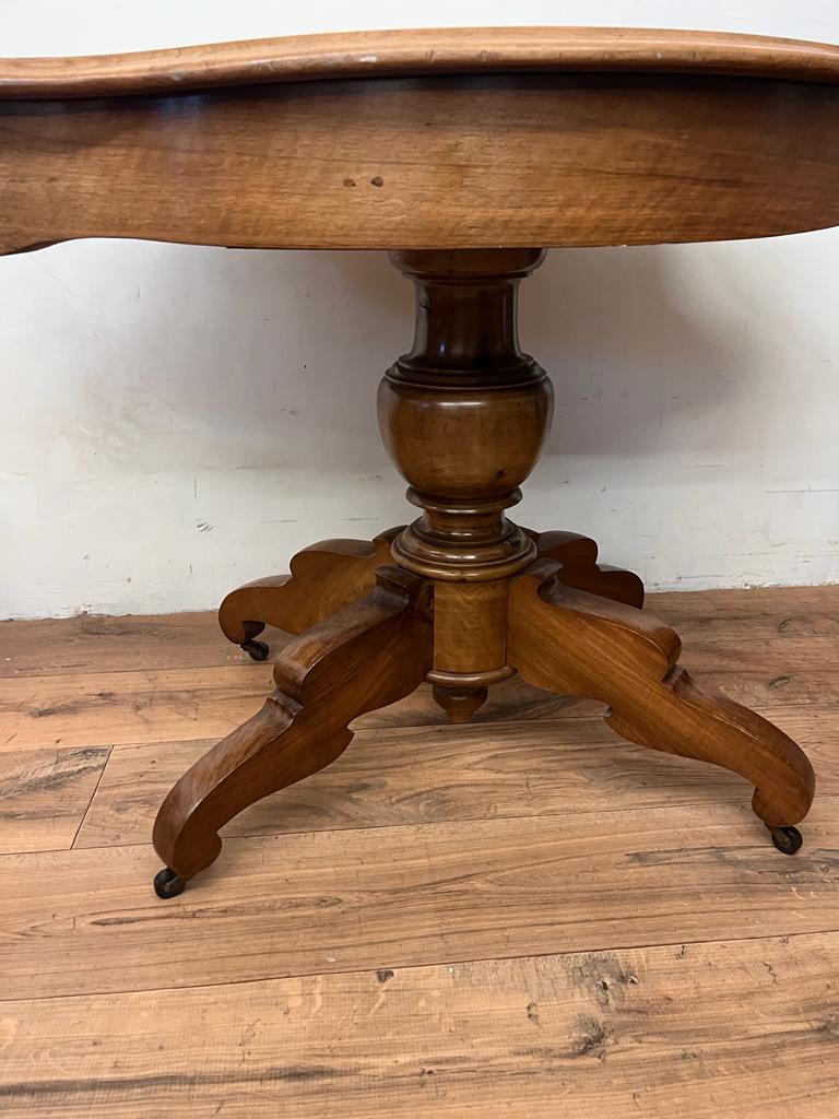 Pedestal table