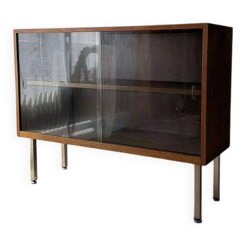 Vitrine en noyer des années 60 avec verre fumé.