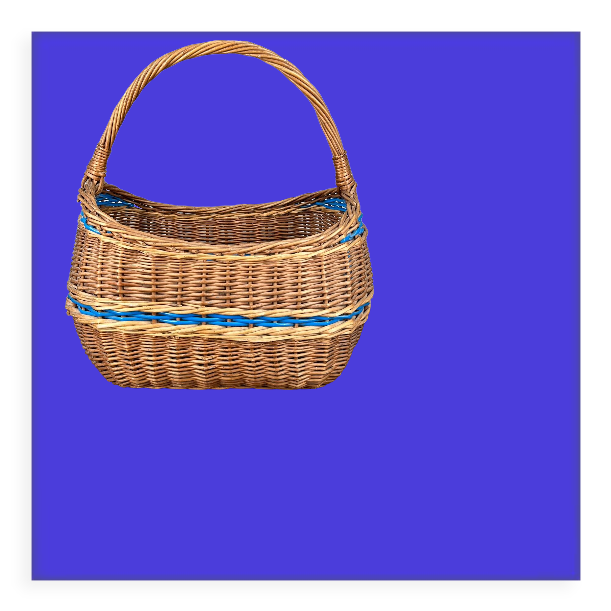 Panier en osier avec anse et scoubidou bleu