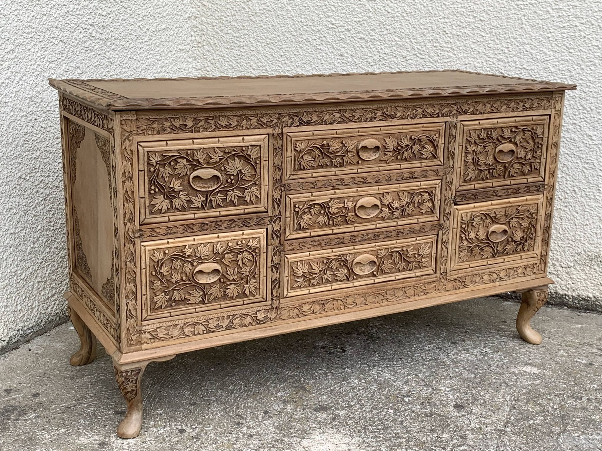 Commode vintage basse Padouk Massif sculpté 1950