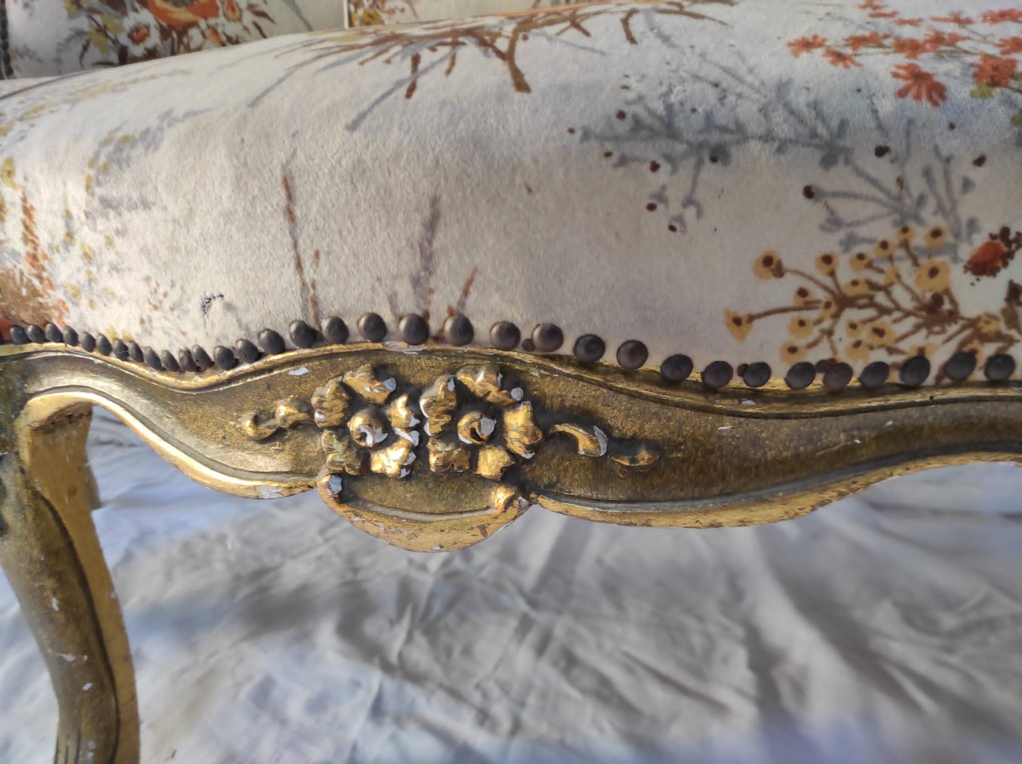 Canapé 3 places en bois sculpté, tapisserie et bois doré. Vers 1900, style Loius XV.