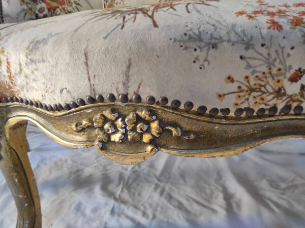 Canapé 3 places en bois sculpté, tapisserie et bois doré. Vers 1900, style Loius XV.