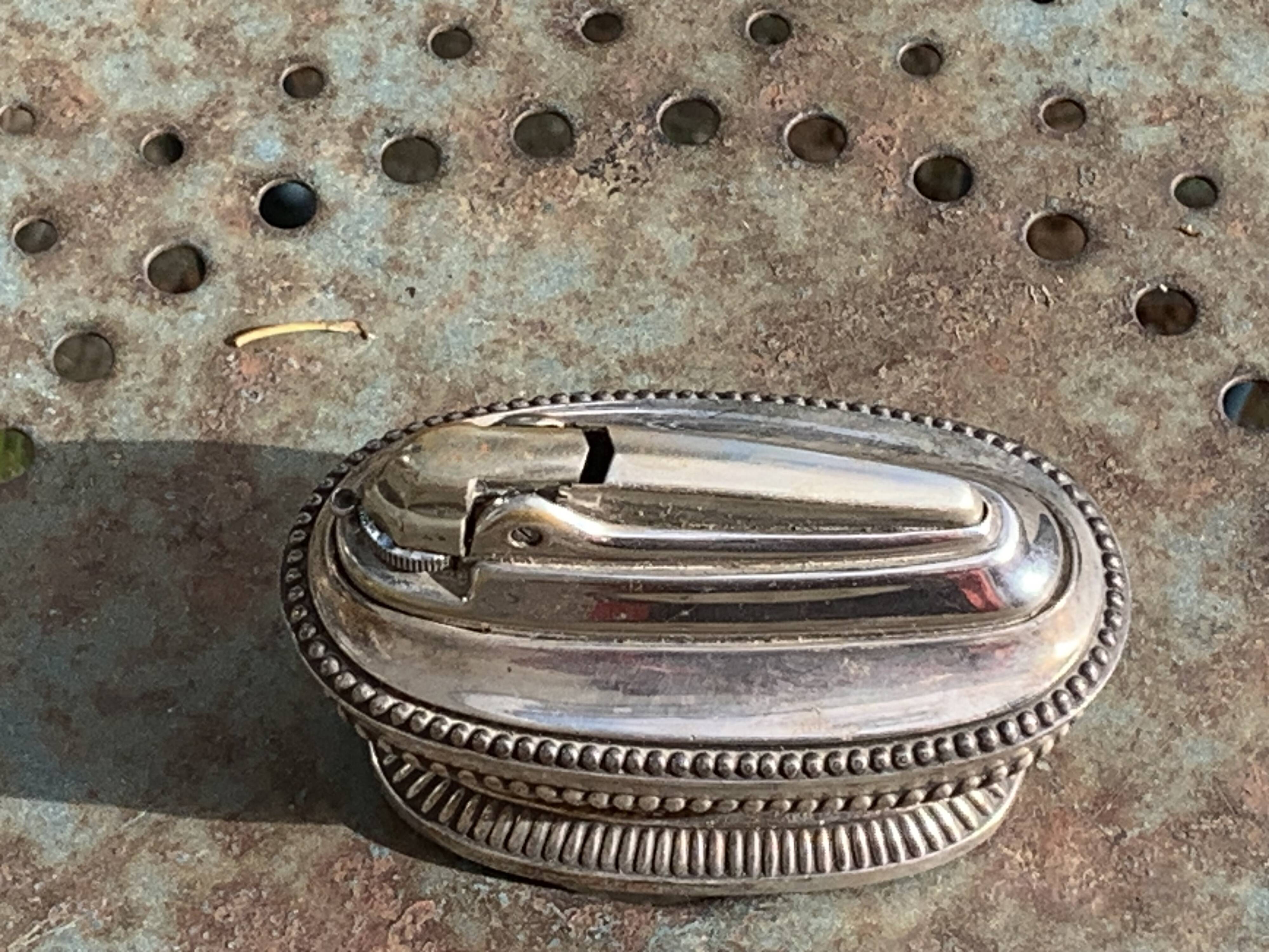 Refillable table lighter in silver metal, ronson stamp, shuttle-shaped, vintage 1960