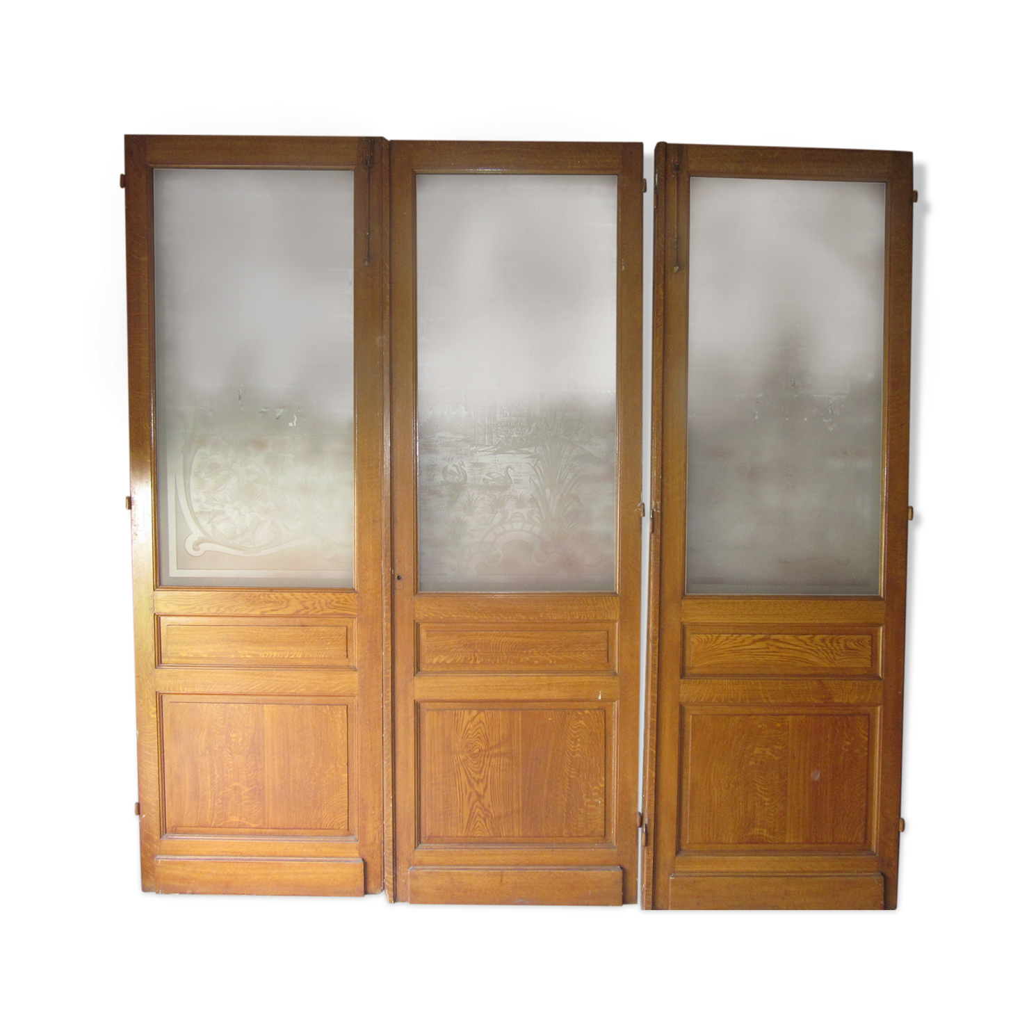 Separation of 3 engraved glass doors