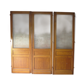 Separation of 3 engraved glass doors