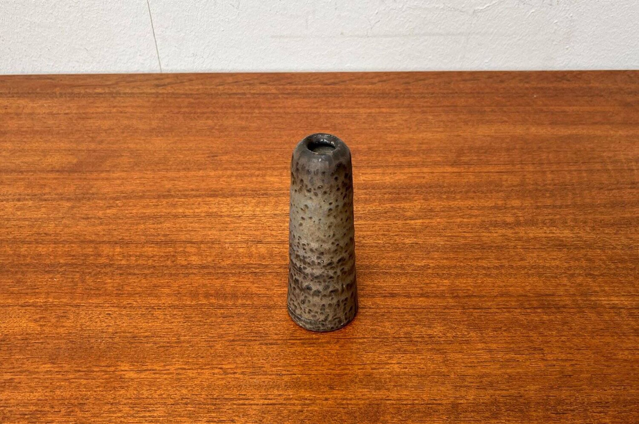 Minimalist pottery vase from the mid-century Dutch studio of Mobach, 1960s.