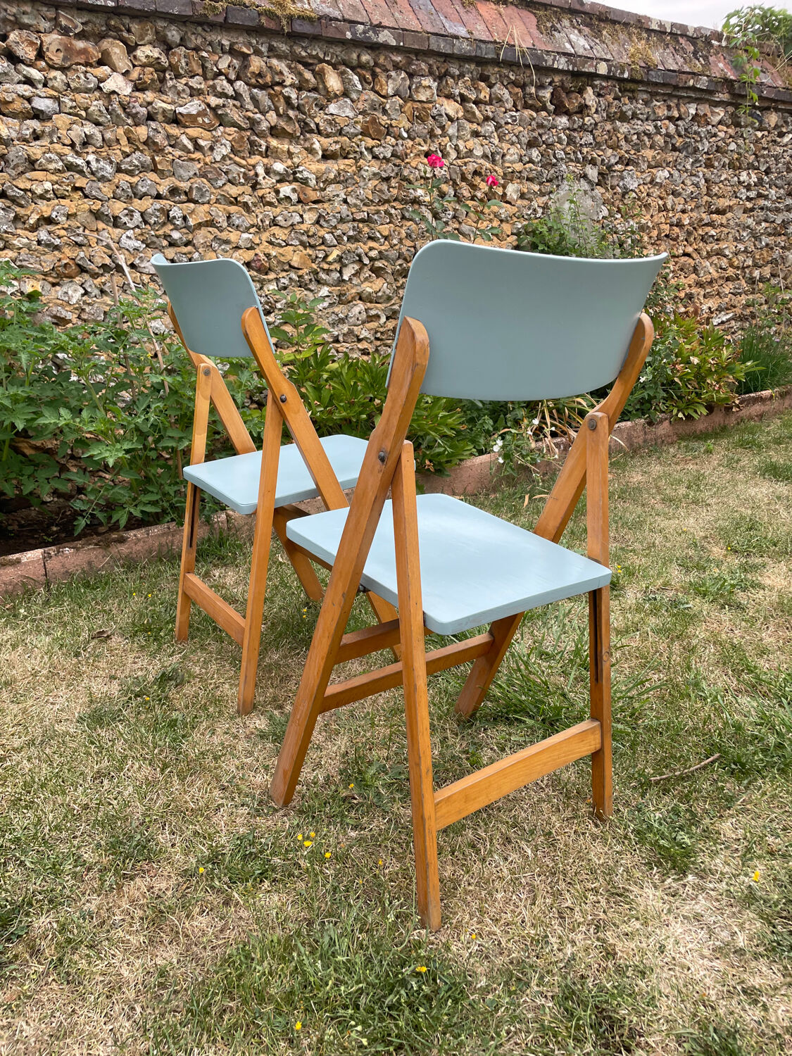 2 folding chairs in vintage beech 1950