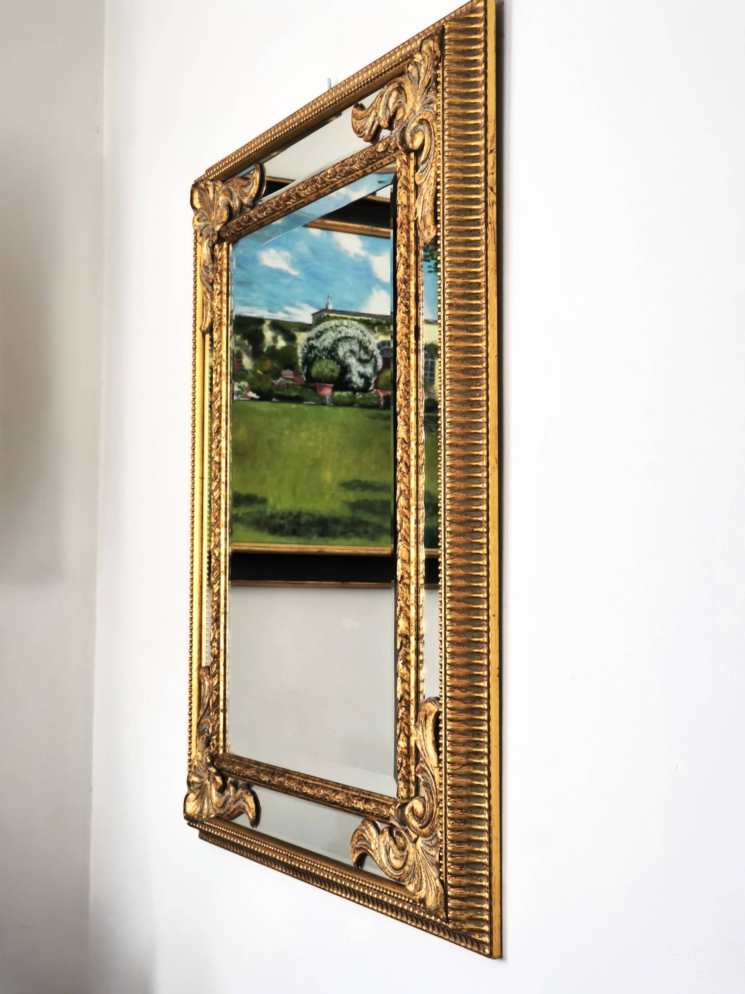 Grand miroir italien doré en bois à verre biseauté