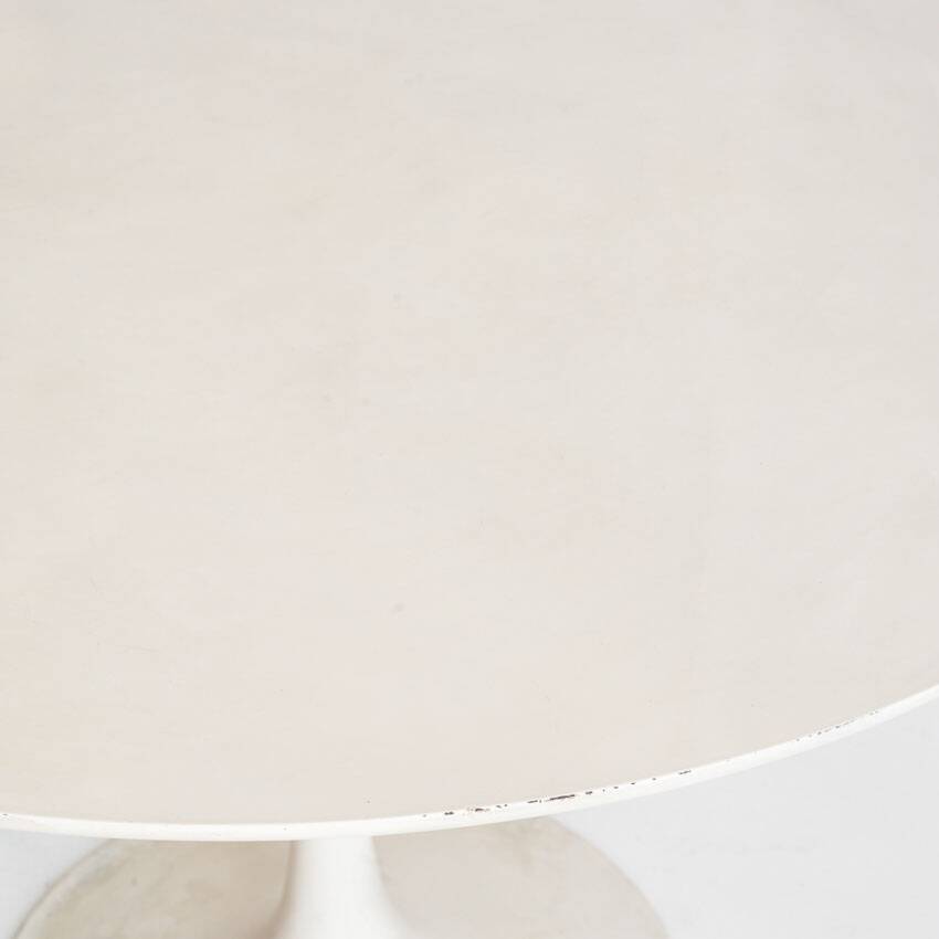 Vintage round table with tulip foot by Maurice Burke for Arkana. Aluminum + lacquered wood. United Kingdom, 60